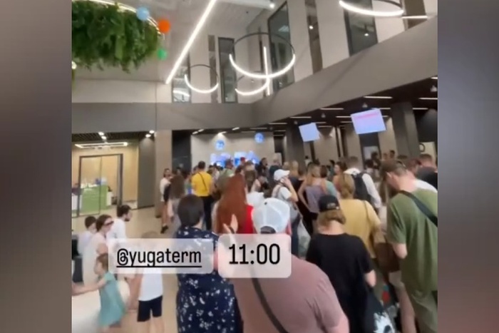 V ekaterinburge vystroilas ogromnaja ochered k bassejnam 5fe9668.jpg