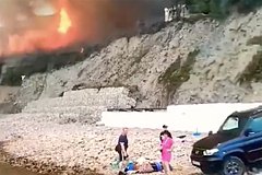 Rossijskie turisty okazalis zablokirovany na pljazhe abrau djurso iz za pozhara 5b378d3.jpg