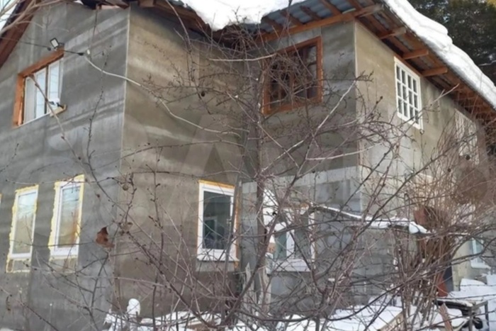 V ekaterinburge strashnyj dom s tualetom na ulice prodajut za 150 millionov pochemu 1646eda.jpg