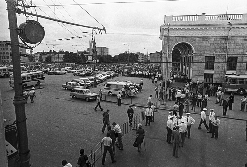 Милиция, толпы людей и море цветов: как Москва прощалась с Высоцким
