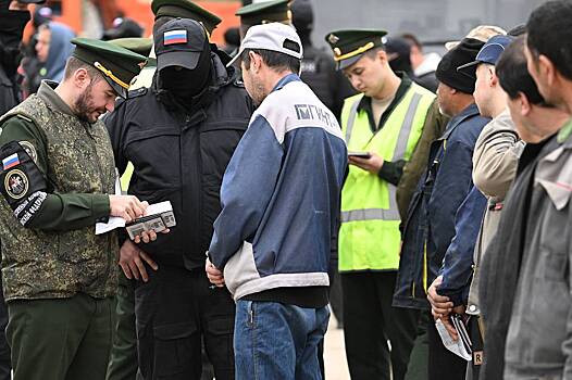 Pod moskvoj migranty perekryli dorogu voennomu transportu s gruzom dlja soldat 9eee286.jpg