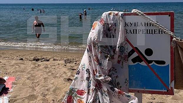 Turisty sdelali veshalku iz znaka o zaprete kupanija v anape posle razliva mazuta 7b5ac81.jpg