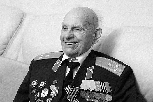 Umer ostavivshij v 1945 godu avtograf na stene rejhstaga veteran vov f6f5771.jpg