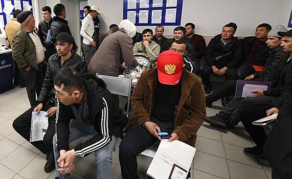 Chinovniki priehali k migrantam i rasskazali im o sposobe poluchenija grazhdanstva rossii adf280a.jpg