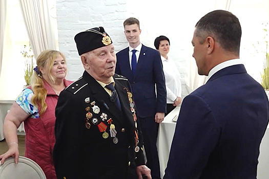 Vydvorennomu iz latvii veteranu vov vruchili rossijskij pasport ce49809.jpg