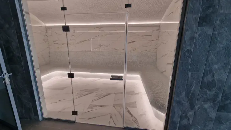 Стеклянная перегородка в хамам