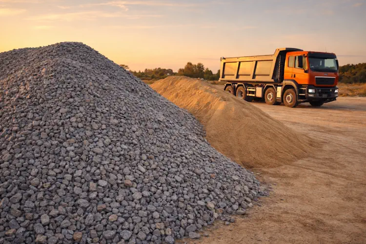 Кучи щебня и песка